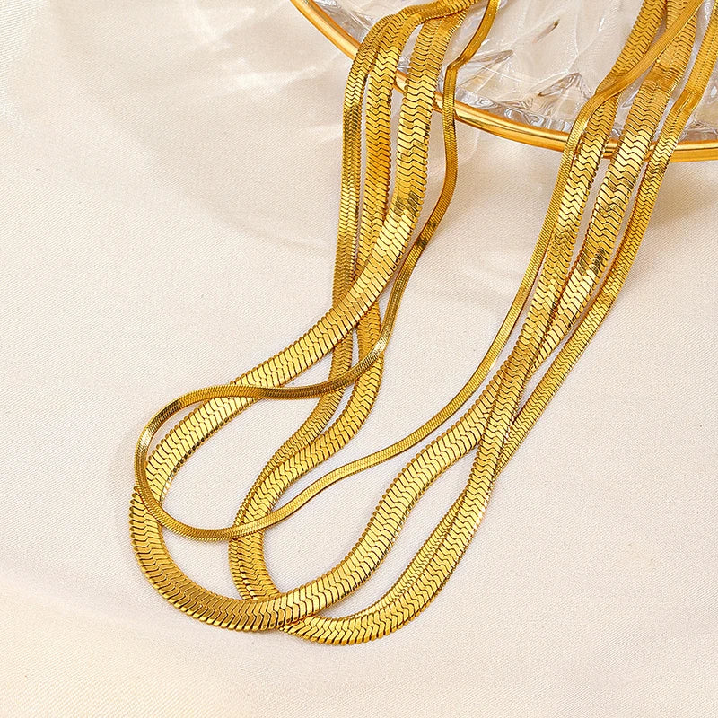Gargantilla clásica de cadena plana de serpiente: diseño de espiga de acero inoxidable en oro y plata.