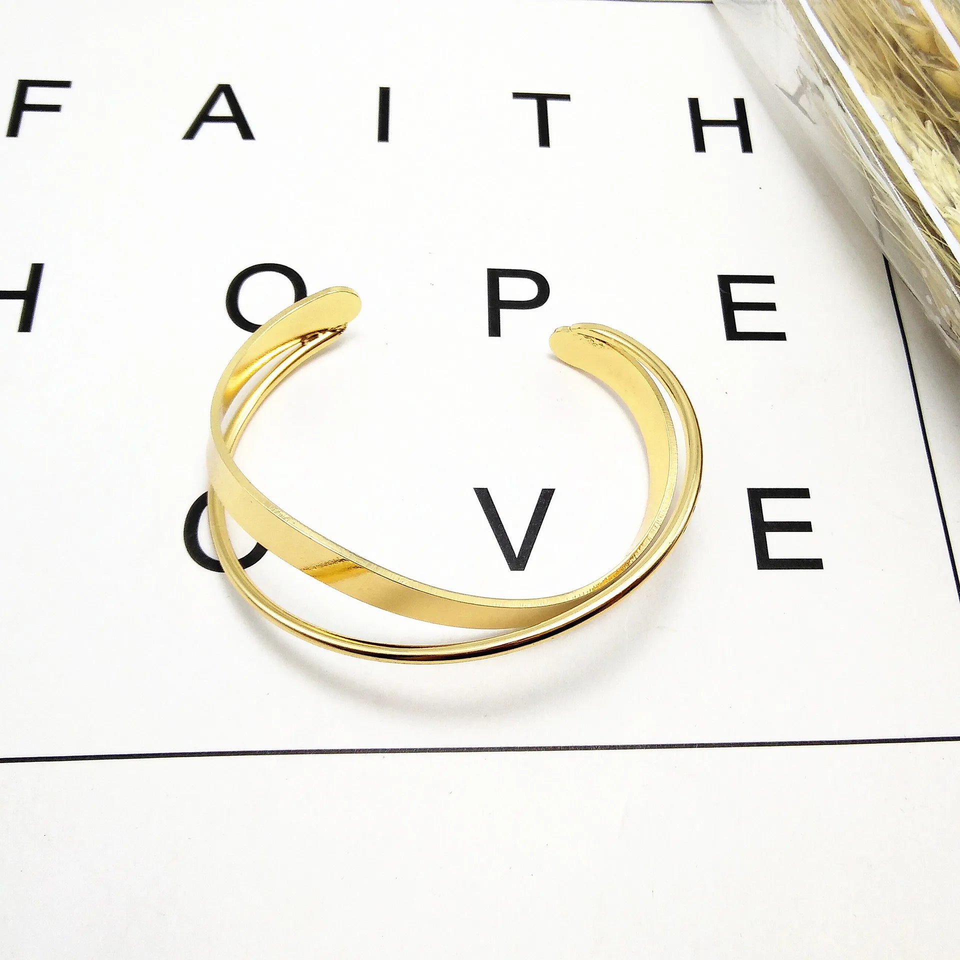 Pulsera Mobius de acero inoxidable chapada en oro: brazalete ajustable de lujo para mujer