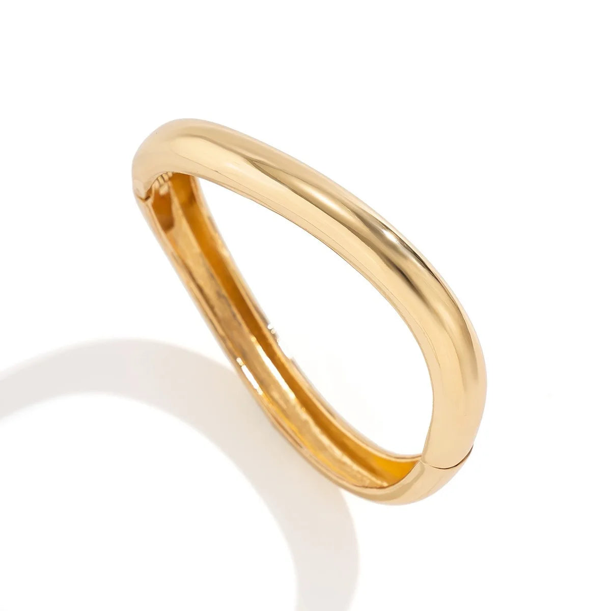 Bracelet jonc large Elariah Bold Irregular Gold – Bracelet géométrique brillant tendance (6 cm)