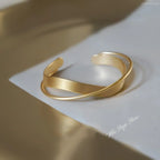 Pulsera Mobius de acero inoxidable chapada en oro: brazalete ajustable de lujo para mujer