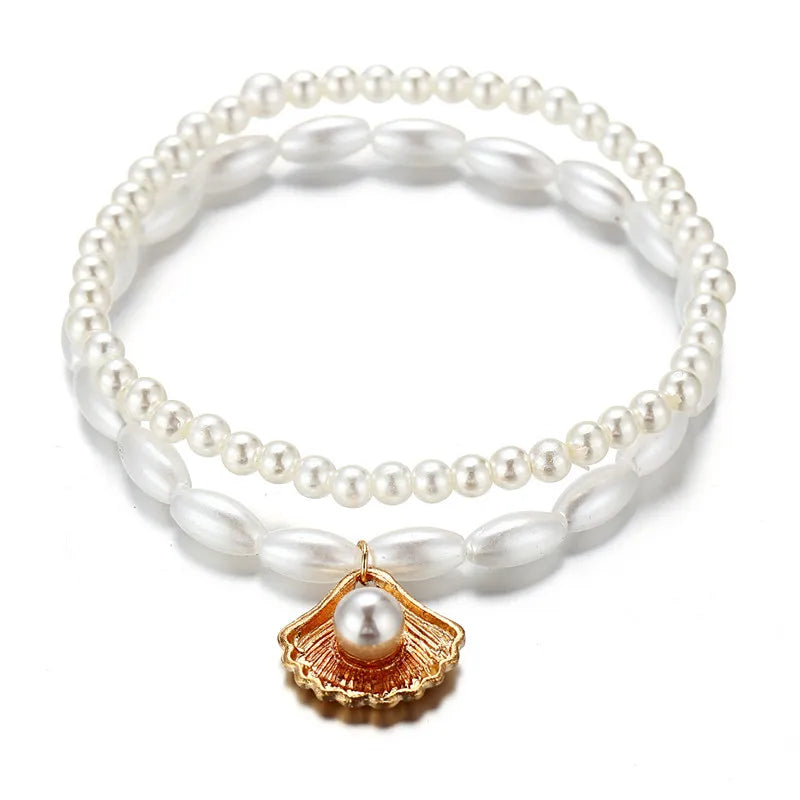 Elegante tobillera boho con perlas y dije de concha: perfecta para la playa, bodas y estilo diario.