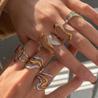 Anillo minimalista irregular de dos tonos: acero inoxidable chapado en oro de 18 quilates, joyería apilable para mujer.