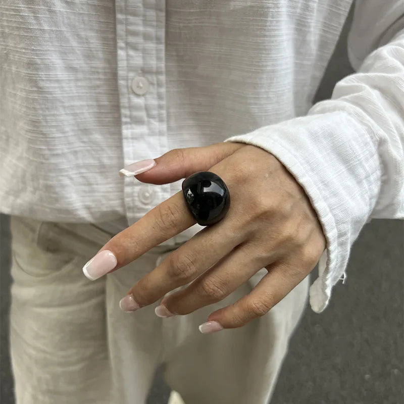 Bague vintage irrégulière en résine acrylique pour femme – Bague bohème géométrique tendance, bijou de mode au design lisse et esthétique