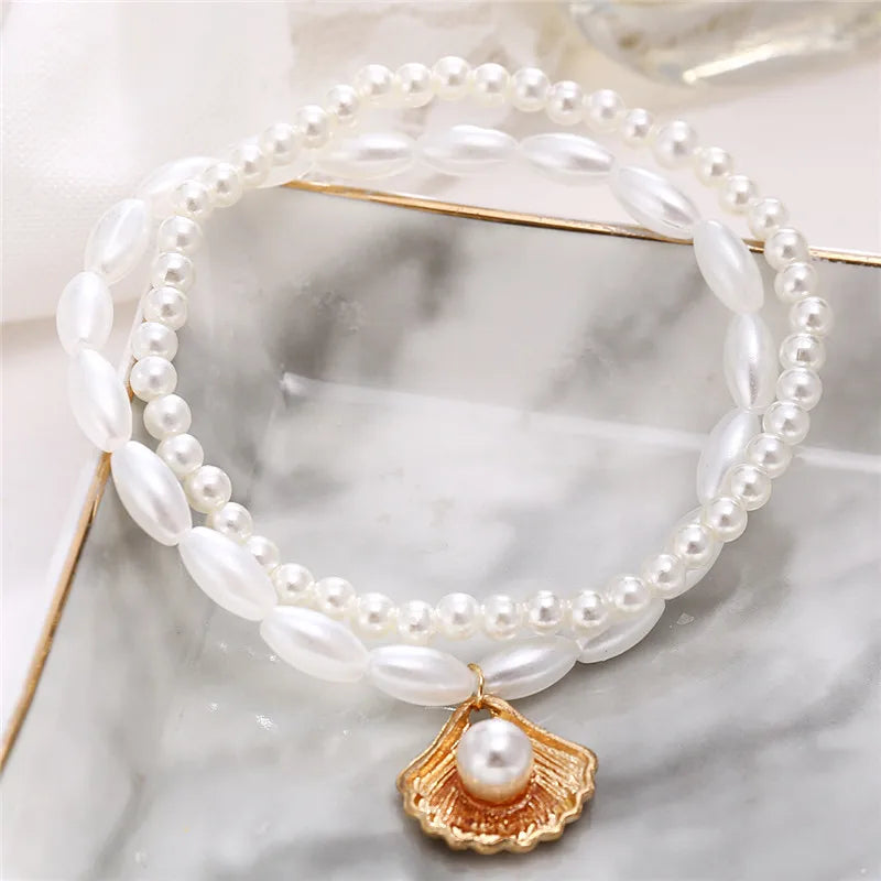 Elegante tobillera boho con perlas y dije de concha: perfecta para la playa, bodas y estilo diario.