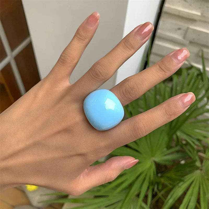 Bague géométrique en acrylique aux couleurs acidulées pour femme – Bague tendance en résine, bijou de soirée léger et élégant