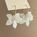 Pendientes de aro con flores de resina blanca y marrón de moda: diseño llamativo de gardenia