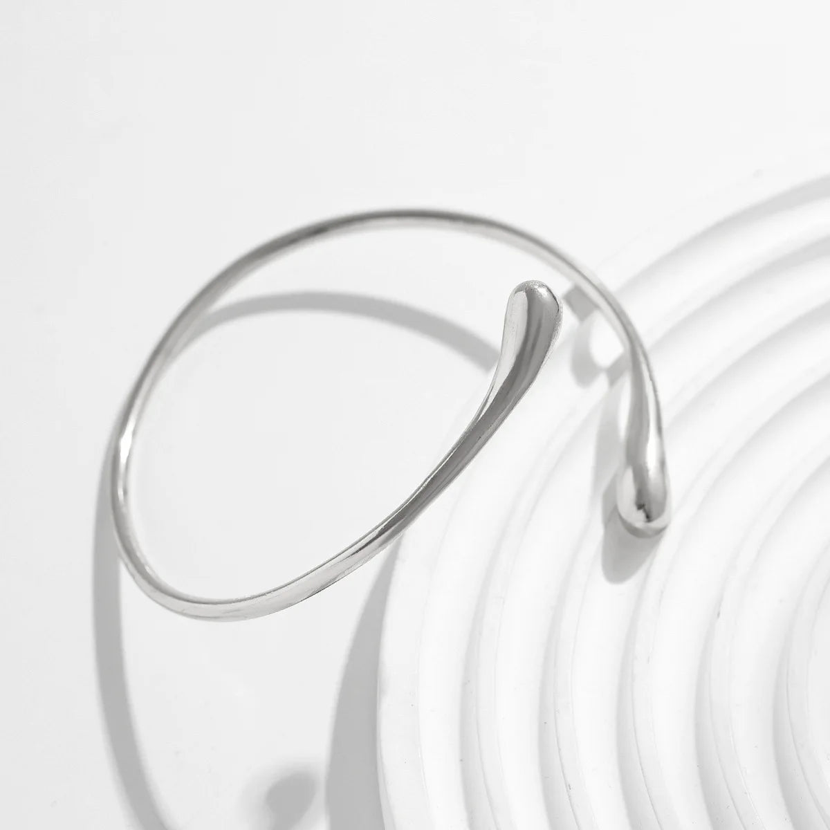 Pulsera geométrica vintage con forma de gota de agua para el brazo superior: brazalete ajustable para mujer