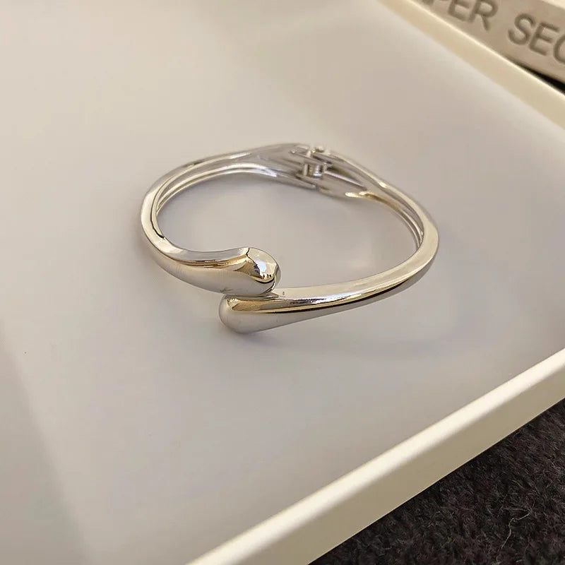 Bracelet manchette ouvert rond en zircon plaqué or pour femme – Bracelet jonc orné de strass, ajustable, bijou idéal pour les fêtes et les mariages