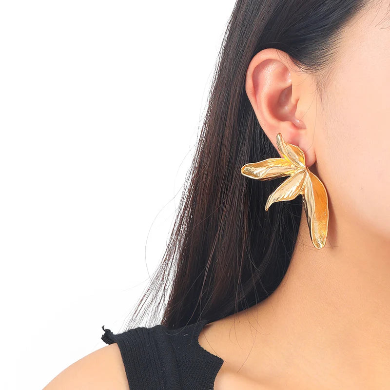 Pendientes grandes de metal texturizado con forma de flor: joyas llamativas para mujer