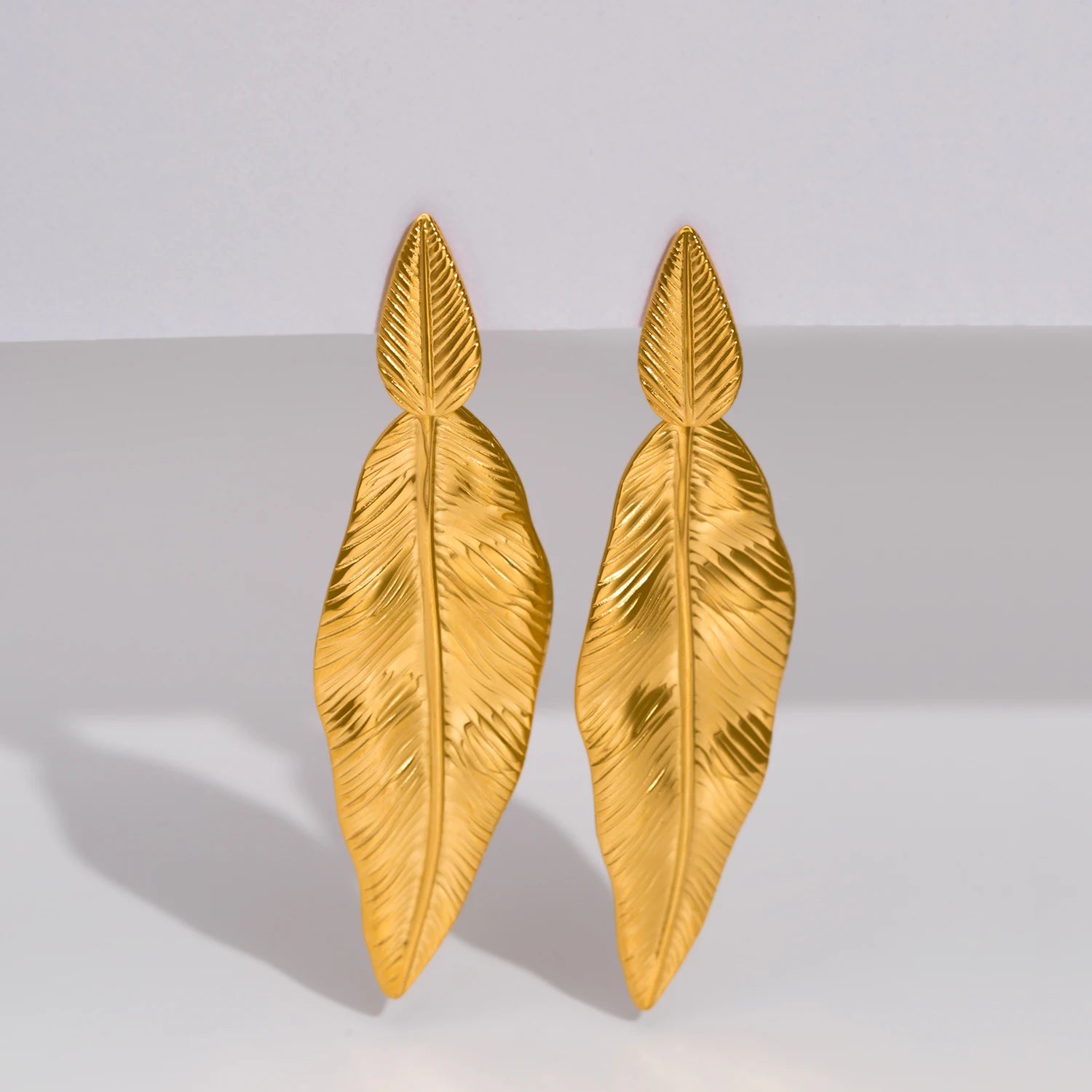 Boucles d'oreilles pendantes élégantes en forme de feuille pour femme – Acier inoxydable plaqué or 18 carats, hypoallergénique