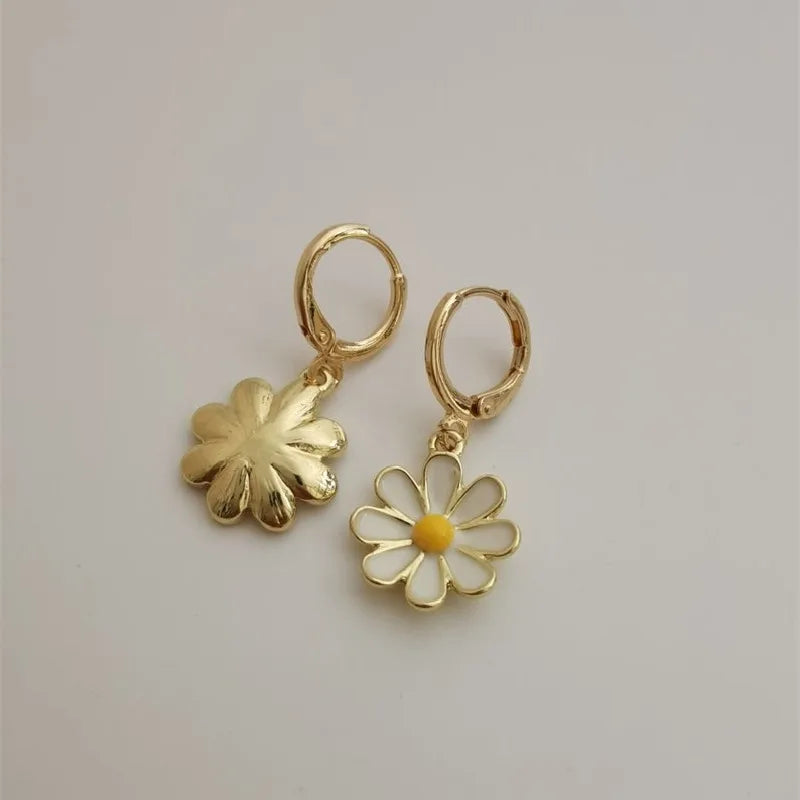 Boucles d'oreilles créoles dorées à motif marguerite et tournesol – Créoles délicates pour femme, bijoux de tous les jours et cadeaux
