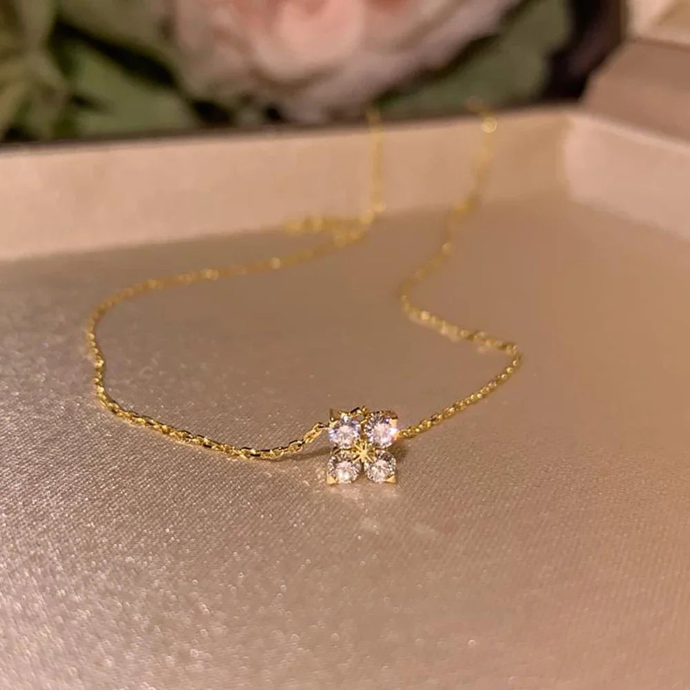 Collier trèfle à quatre feuilles plaqué or 18 carats pour femme – Acier inoxydable avec détails en zircone | Cadeau bijou de luxe