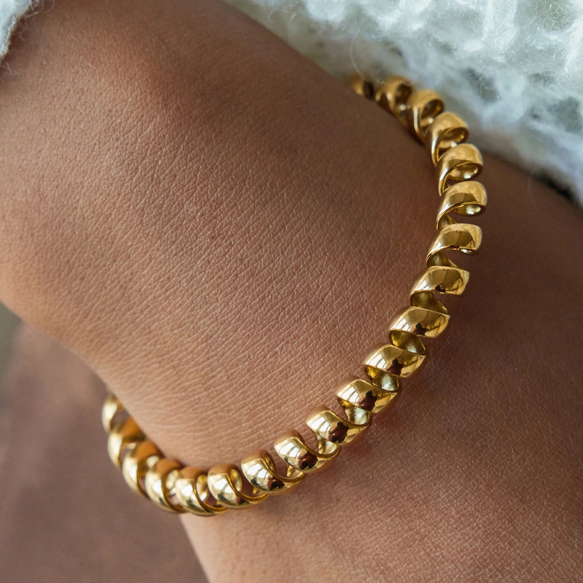 Bracelet manchette minimaliste en acier inoxydable plaqué or 18 carats pour femme