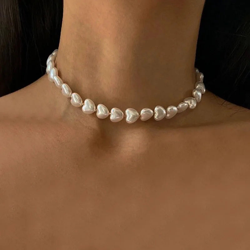 Collier élégant multicouches en perles irrégulières avec pendentif cœur – Collier ras du cou classique pour femme