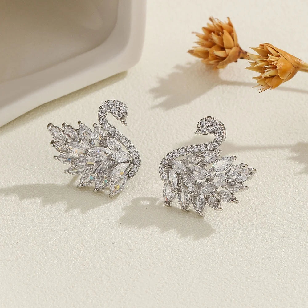 Boucles d'oreilles cygne en zircon pour femme – Boucles d'oreilles longues cygne en cuivre plaqué or serties de micro-pavés de zirconiums cubiques | Bijoux élégants style déesse