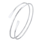Brazalete minimalista chapado en oro: una joya moderna y llamativa para mujer.