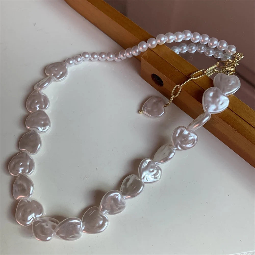 Collier élégant multicouches en perles irrégulières avec pendentif cœur – Collier ras du cou classique pour femme
