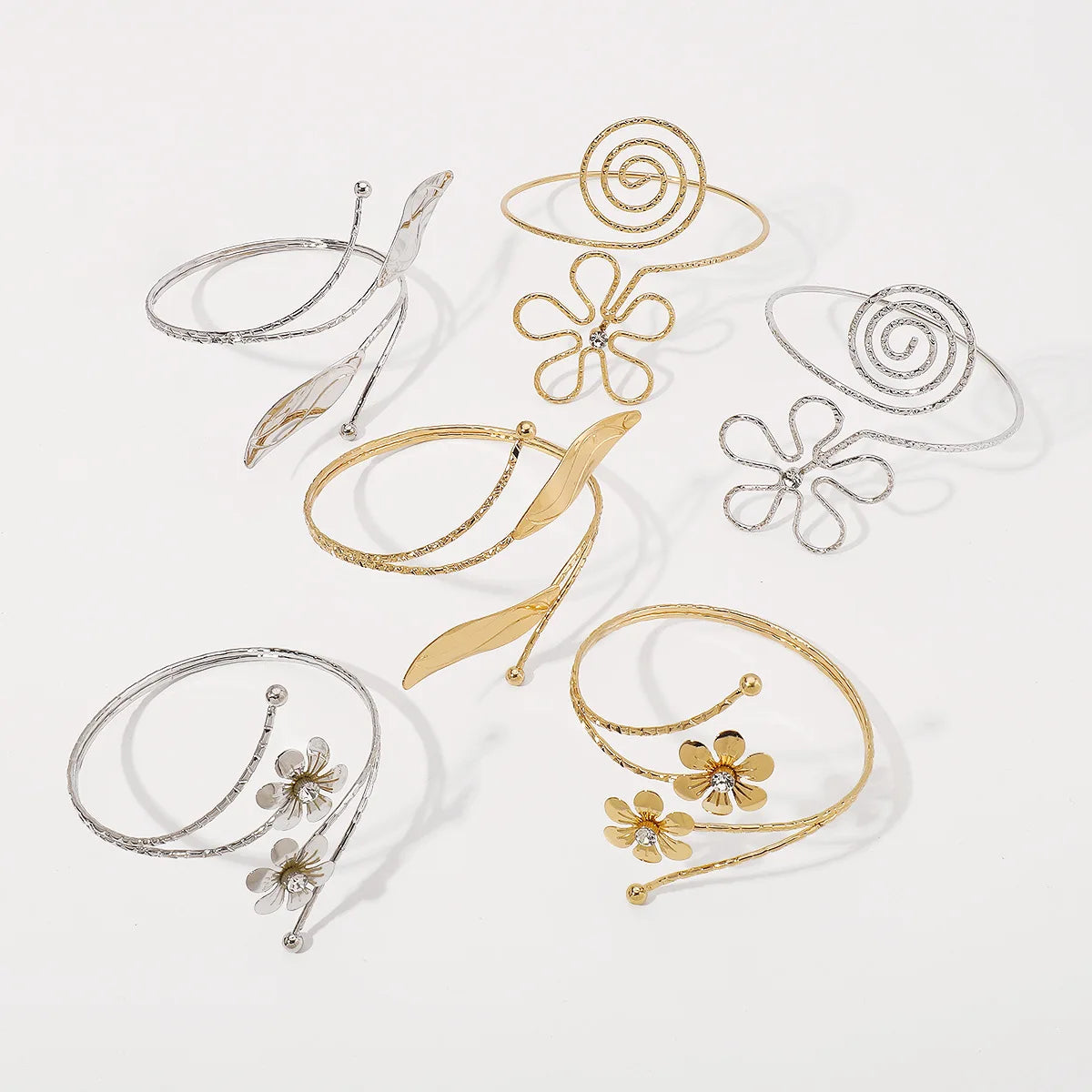 Brazalete ajustable de hojas y flores de inspiración punk: brazalete metálico llamativo para mujer.