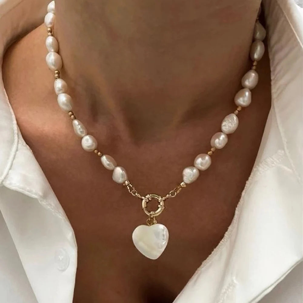 Collier élégant multicouches en perles irrégulières avec pendentif cœur – Collier ras du cou classique pour femme