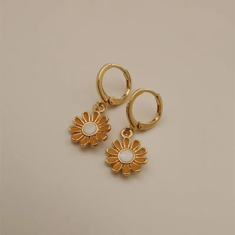 Boucles d'oreilles créoles dorées à motif marguerite et tournesol – Créoles délicates pour femme, bijoux de tous les jours et cadeaux