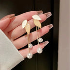 Boucles d'oreilles pendantes en forme de boule de pétales de perles – Boucles d'oreilles longues géométriques à fleurs pour femmes