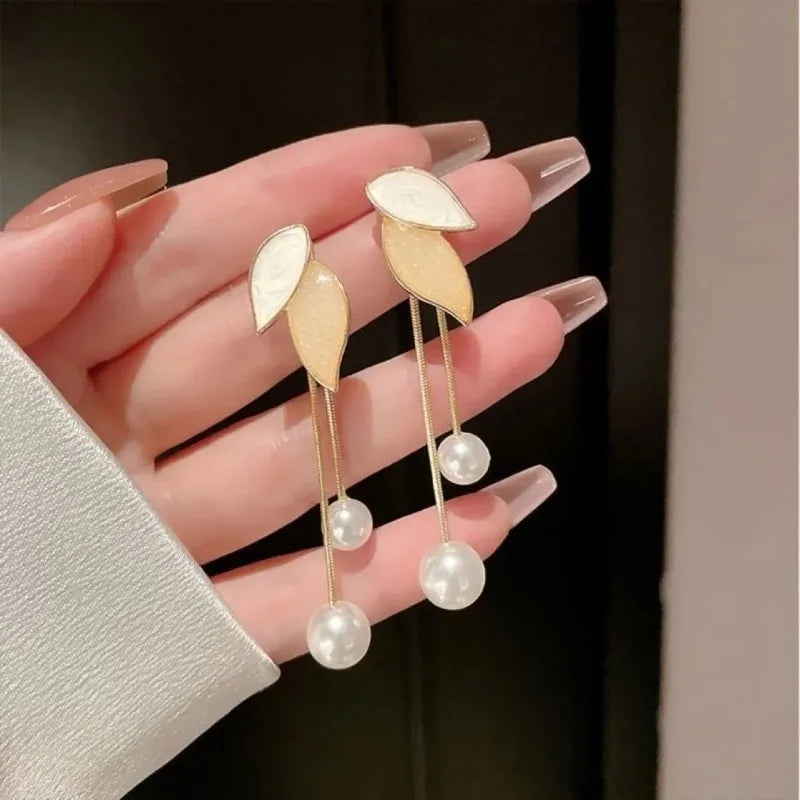 Boucles d'oreilles pendantes en forme de boule de pétales de perles – Boucles d'oreilles longues géométriques à fleurs pour femmes
