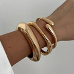 Brazalete ancho Elariah Bold Irregular de oro: pulsera geométrica brillante y llamativa (6 cm)