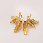 Pendientes grandes de metal texturizado con forma de flor: joyas llamativas para mujer