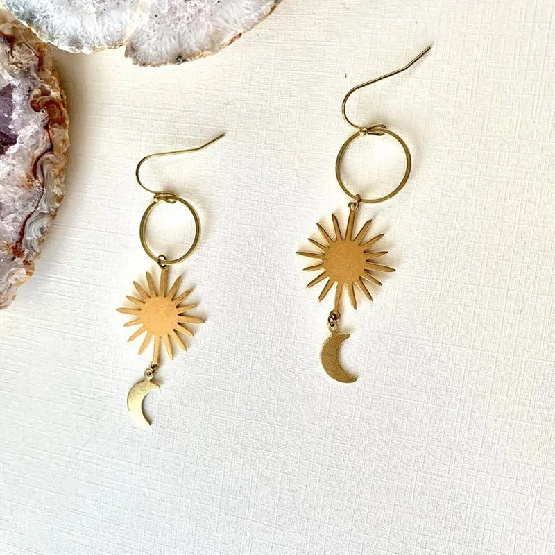 Boucles d'oreilles créoles dorées à motif marguerite et tournesol – Créoles délicates pour femme, bijoux de tous les jours et cadeaux