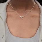 Collar con colgante de lazo delicado: gargantilla chapada en oro y plata para mujer