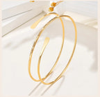 Brazalete minimalista chapado en oro: una joya moderna y llamativa para mujer.