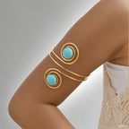 Brazalete minimalista chapado en oro: una joya moderna y llamativa para mujer.