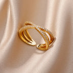 Bague ouverte géométrique ELARIAH plaquée or 18 carats et zircon – Alliance ajustable en acier inoxydable pour femmes, idéale pour les mariages et les fêtes.