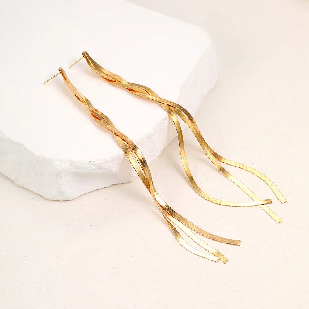 Pendientes llamativos con borlas doradas y brillantes: elegante diseño largo para mujer