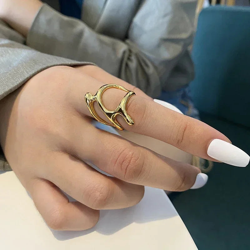 Bague vintage plissée irrégulière en or – Bague géométrique Y2K en métal liquide pour femme