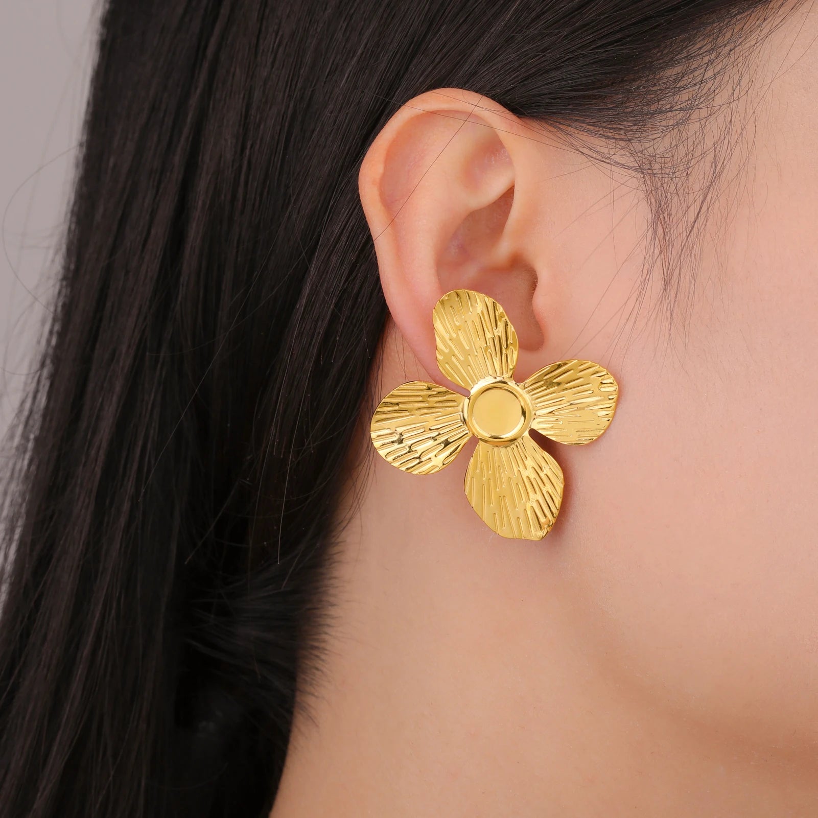 Pendientes Unift Vintage con diseño de flores para mujer: joyas bohemias de acero inoxidable chapado en oro de 14 quilates.