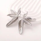 Pendientes grandes de metal texturizado con forma de flor: joyas llamativas para mujer