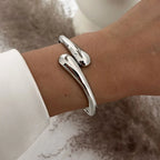 Brazalete ancho Elariah Bold Irregular de oro: pulsera geométrica brillante y llamativa (6 cm)