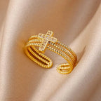 Bague ouverte géométrique ELARIAH plaquée or 18 carats et zircon – Alliance ajustable en acier inoxydable pour femmes, idéale pour les mariages et les fêtes.