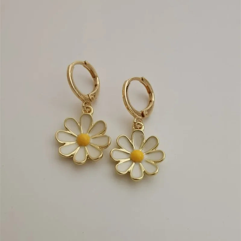 Boucles d'oreilles créoles dorées à motif marguerite et tournesol – Créoles délicates pour femme, bijoux de tous les jours et cadeaux