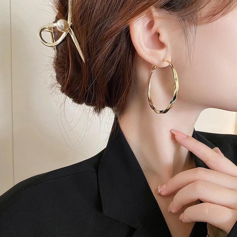 Aros dorados Mobius Twist: aros clásicos de 50 mm para mujer