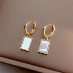 Boucles d'oreilles pendantes en forme de boule de pétales de perles – Boucles d'oreilles longues géométriques à fleurs pour femmes