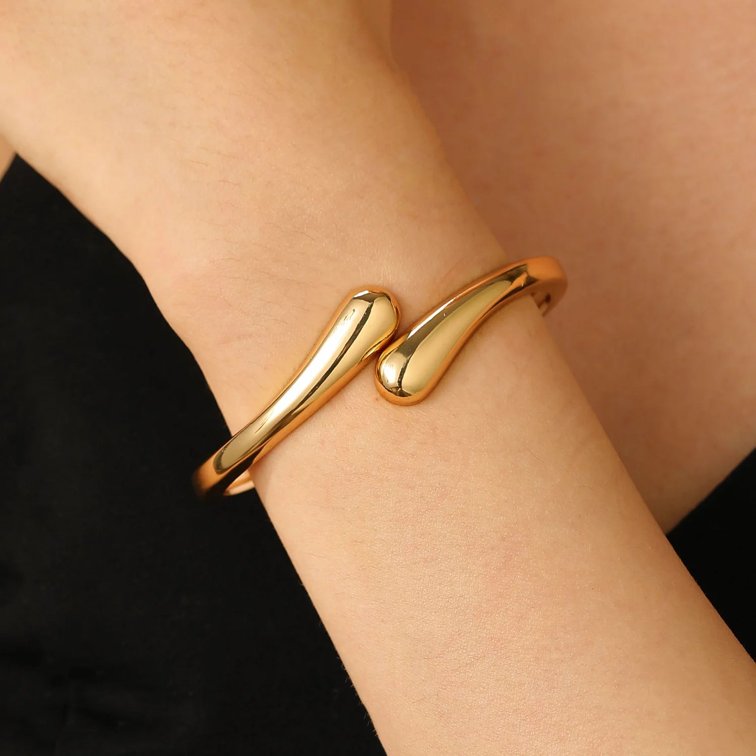 Bracelet manchette torsadé géométrique tendance pour le bras – Bracelet ajustable en forme de goutte d'eau pour femme
