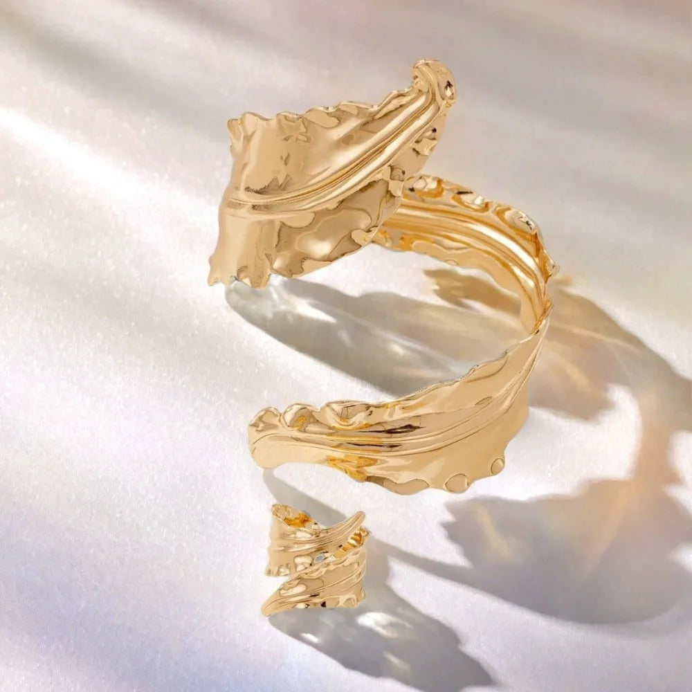 Ensemble bracelet et bague ajustable vintage en feuille d'or pour femme – Design feuille plissée, élégant ensemble de bijoux dorés