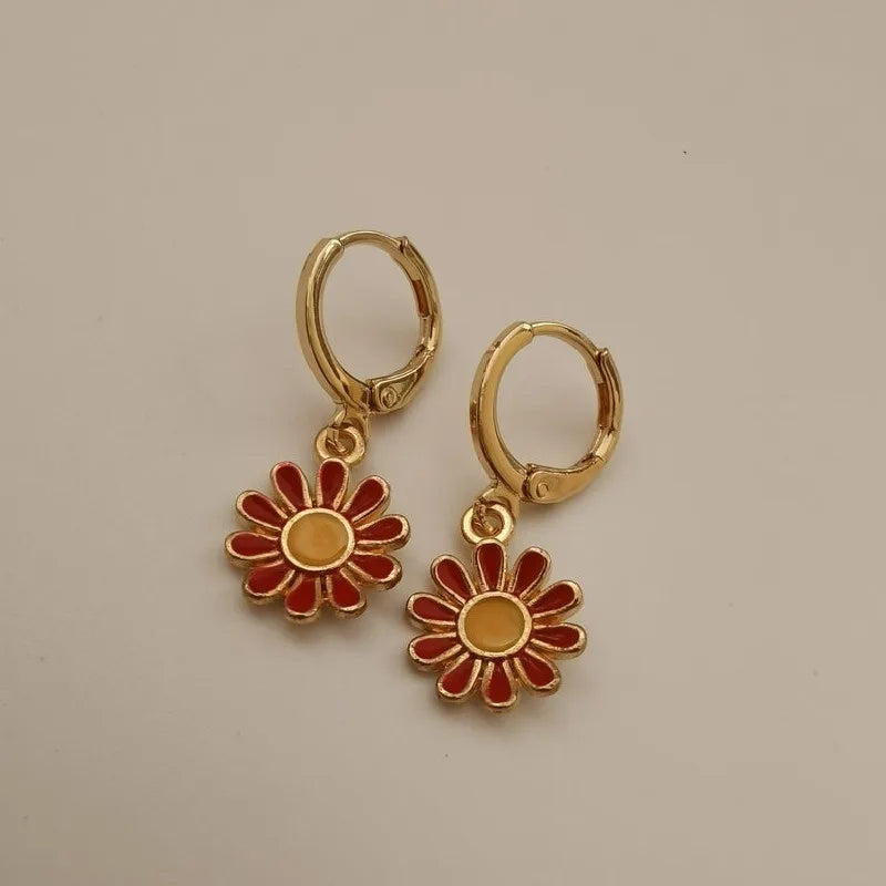 Boucles d'oreilles créoles dorées à motif marguerite et tournesol – Créoles délicates pour femme, bijoux de tous les jours et cadeaux