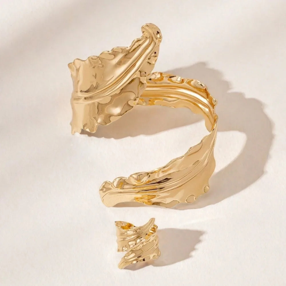 Ensemble bracelet et bague ajustable vintage en feuille d'or pour femme – Design feuille plissée, élégant ensemble de bijoux dorés