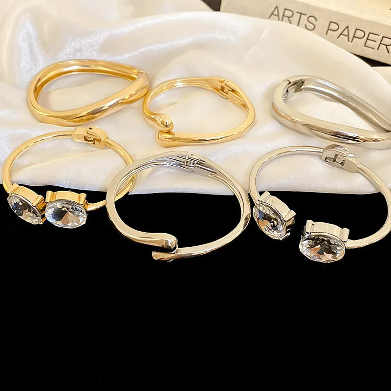 Bracelet manchette ouvert rond en zircon plaqué or pour femme – Bracelet jonc orné de strass, ajustable, bijou idéal pour les fêtes et les mariages