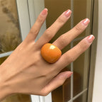 Anillo geométrico de acrílico en colores pastel para mujer: anillo llamativo de resina, joyería ligera y moderna para fiestas.