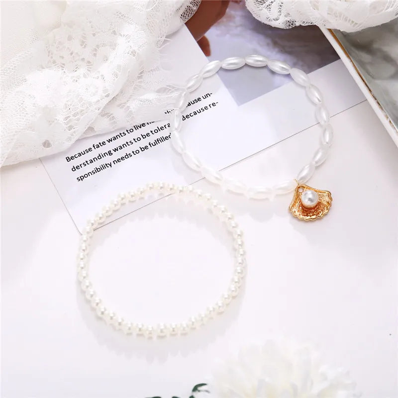 Elegante tobillera boho con perlas y dije de concha: perfecta para la playa, bodas y estilo diario.
