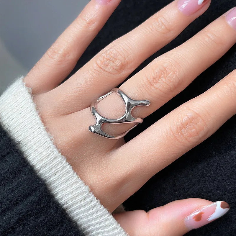 Bague vintage plissée irrégulière en or – Bague géométrique Y2K en métal liquide pour femme